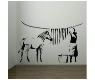 אישה תולה כביסה